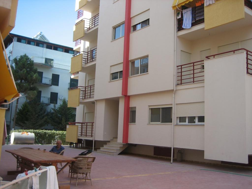 Aldom Apartments Durrës Exteriör bild